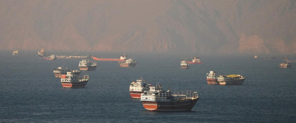 美军在霍尔木兹海峡采取行动保障航运安全