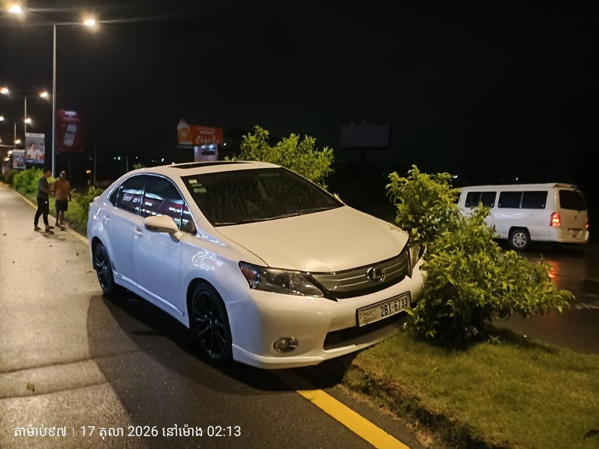 金边雷西郊区一轿车失控撞毁广告牌 司机弃车逃逸