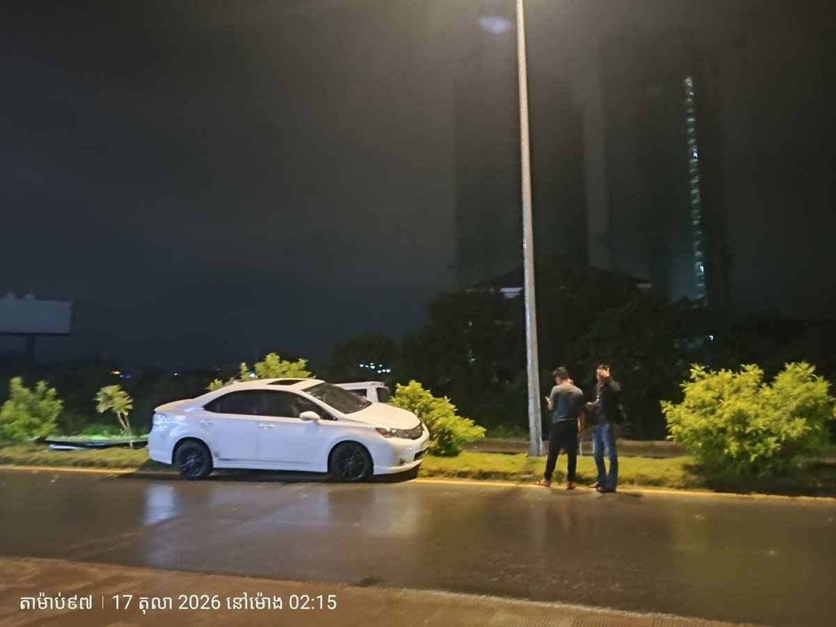 金边雷西郊区一轿车失控撞毁广告牌 司机弃车逃逸
