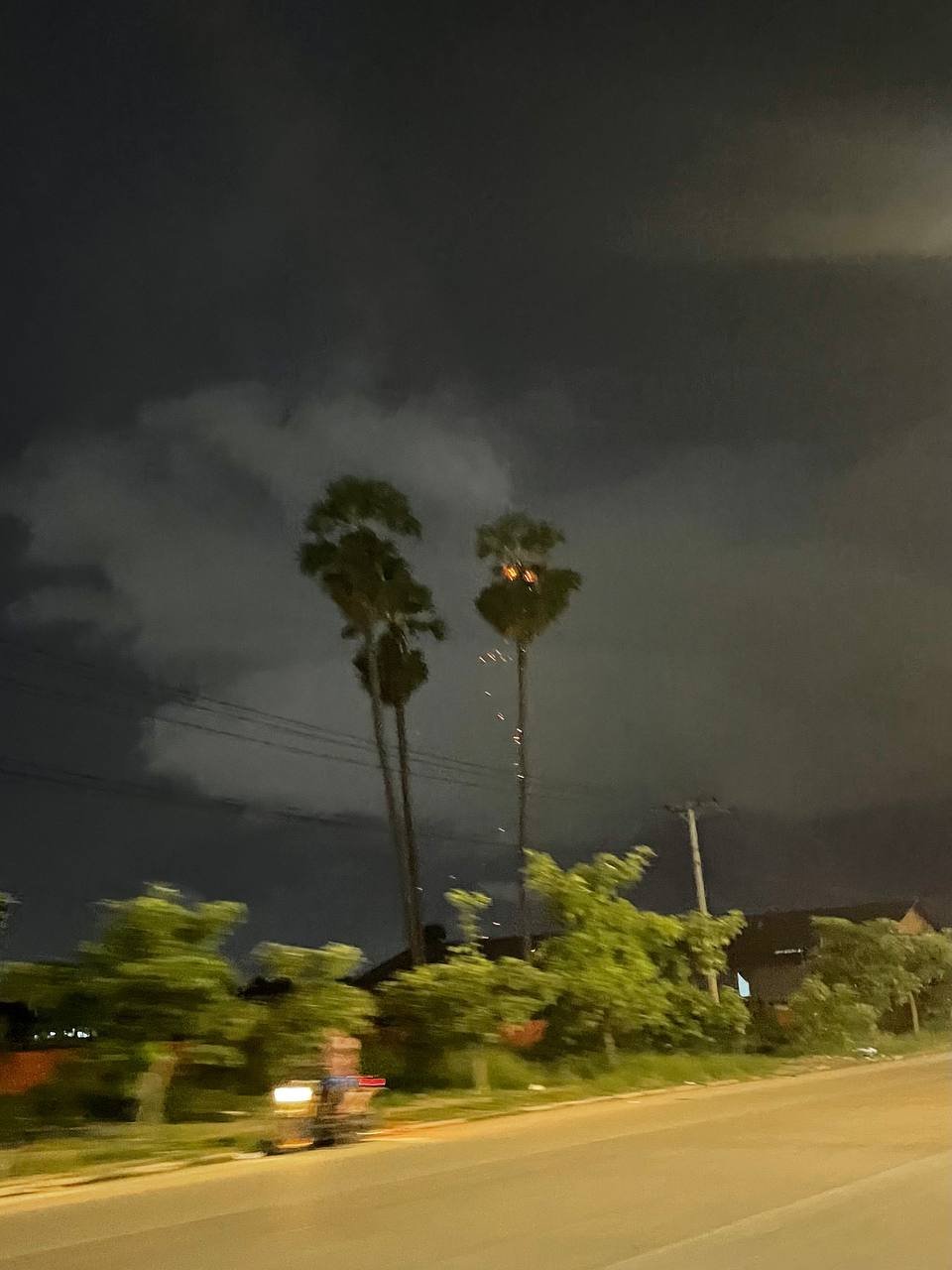 森速区绿湖附近传出巨响 当地居民怀疑系雷击