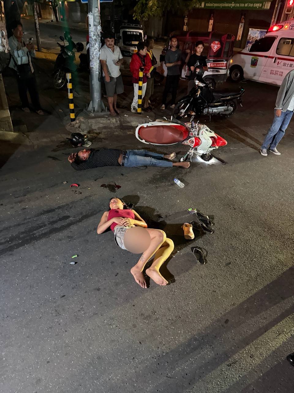 西港发生摩托车撞击普锐斯事故 造成3人腿部骨折