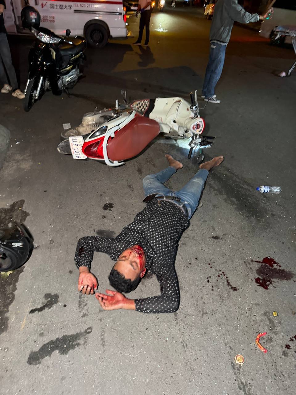 西港发生摩托车撞击普锐斯事故 造成3人腿部骨折
