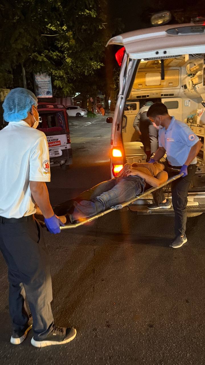 西港发生摩托车撞击普锐斯事故 造成3人腿部骨折