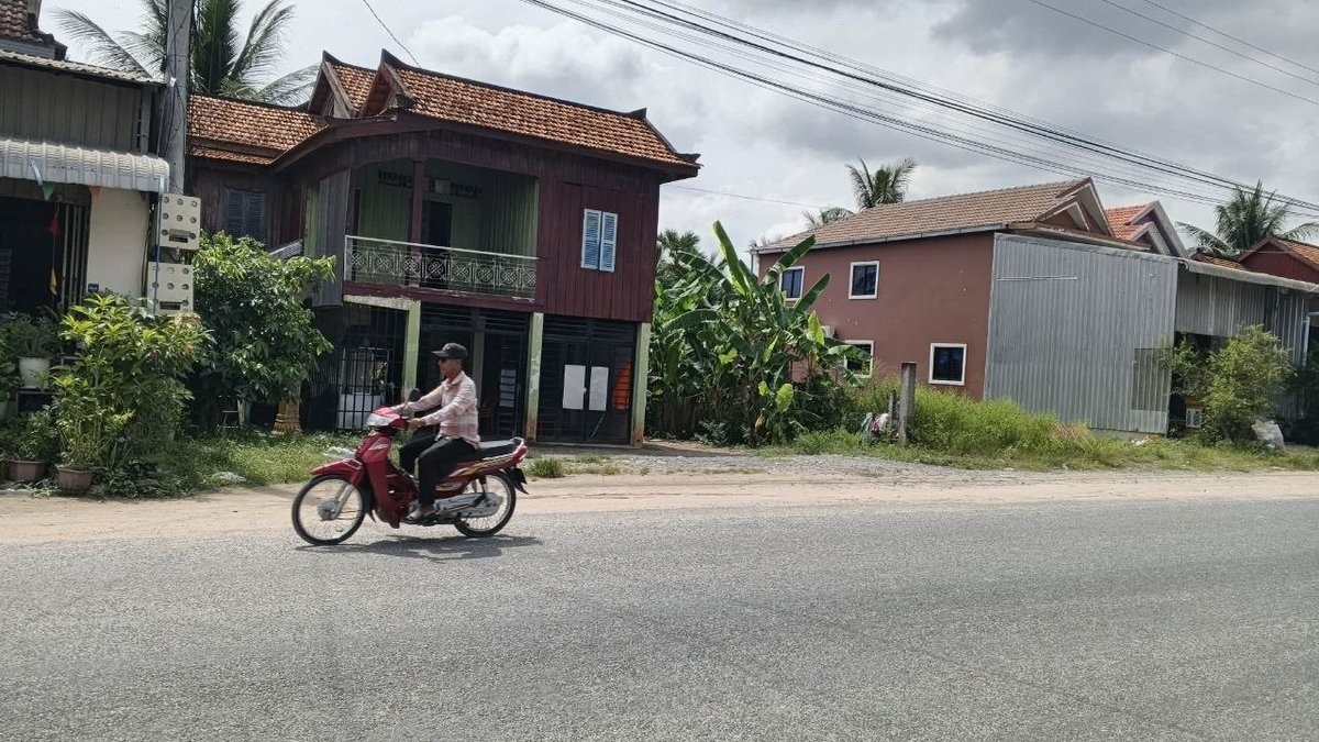 茶胶省巴地县临路地块15×28米出售 前可开店后靠工厂