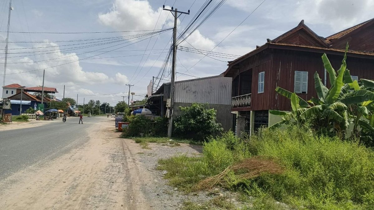 茶胶省巴地县临路地块15×28米出售 前可开店后靠工厂