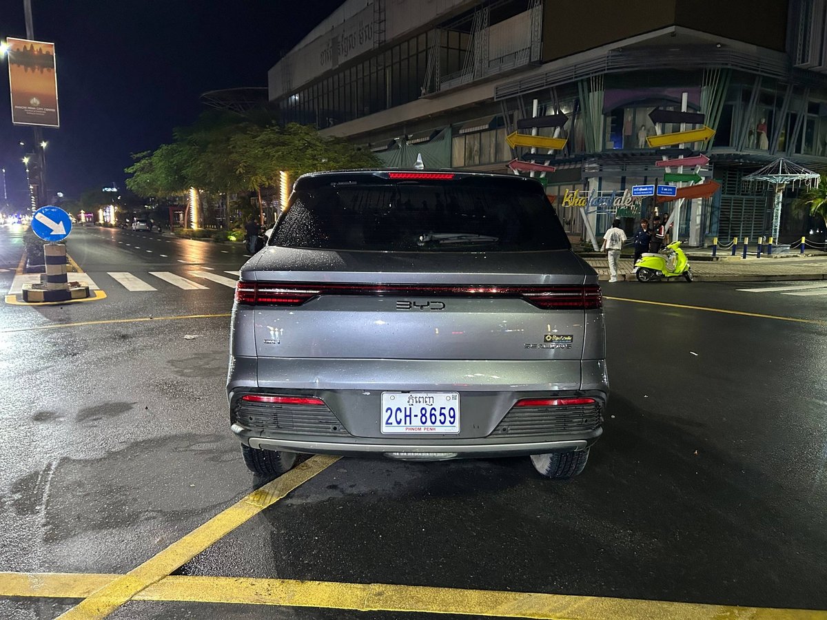 金边万谷湖夜间两车相撞 事发10月31日晚