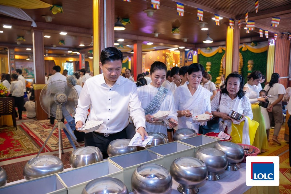 LOLC员工参与金边寺庙布施活动 庆祝亡人节