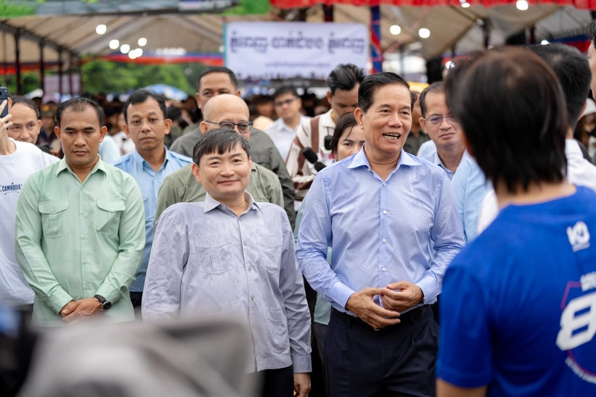 劳工部部长恒索与金边市长坤盛共同启动亡人节返乡免费专车服务,