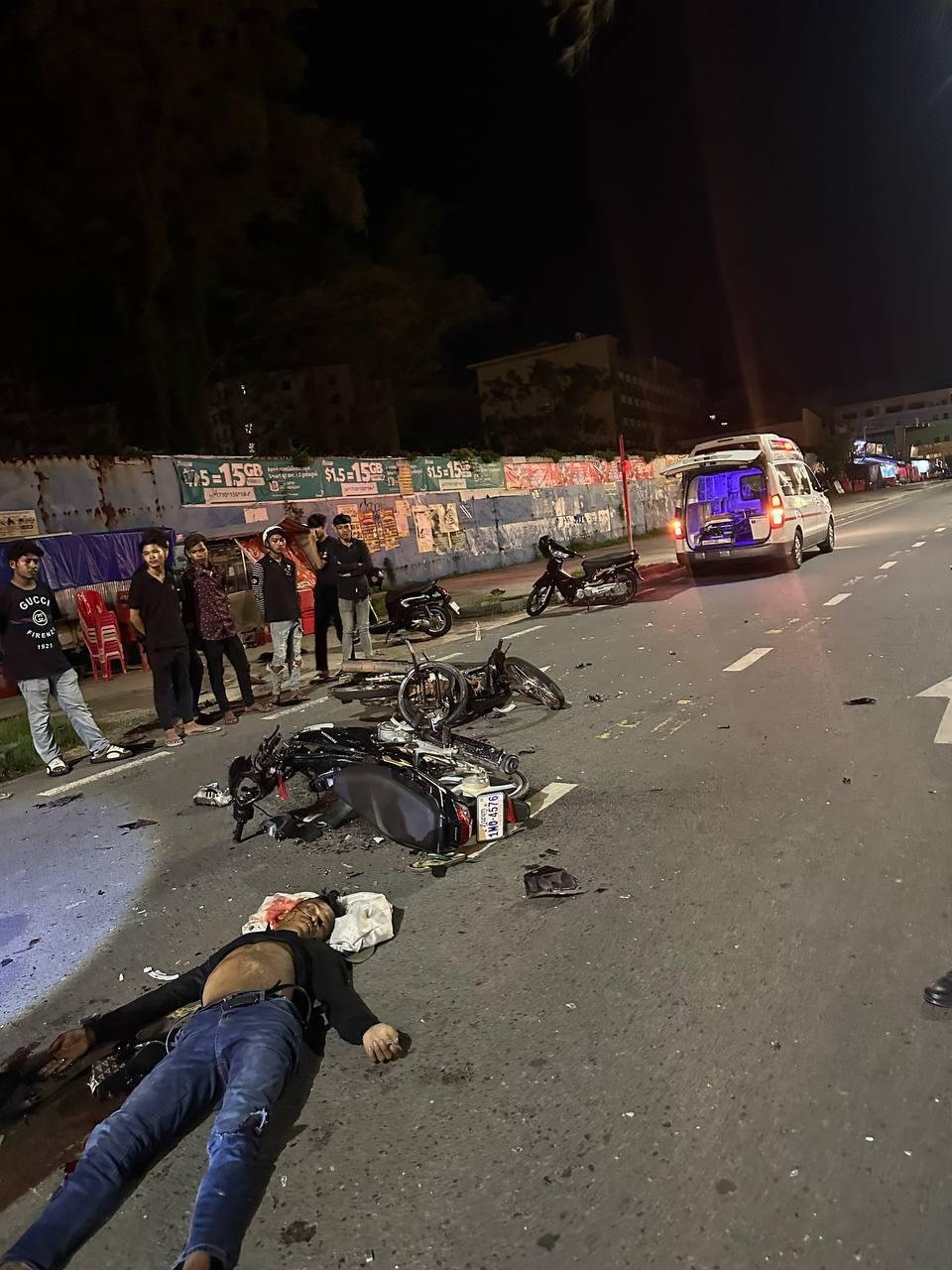 西港凌晨发生摩托车相撞事故 致1死3伤