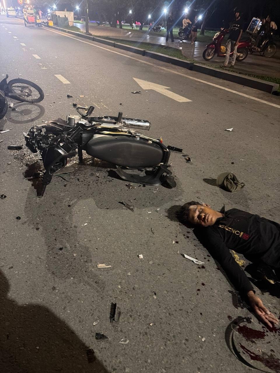 西港凌晨发生摩托车相撞事故 致1死3伤