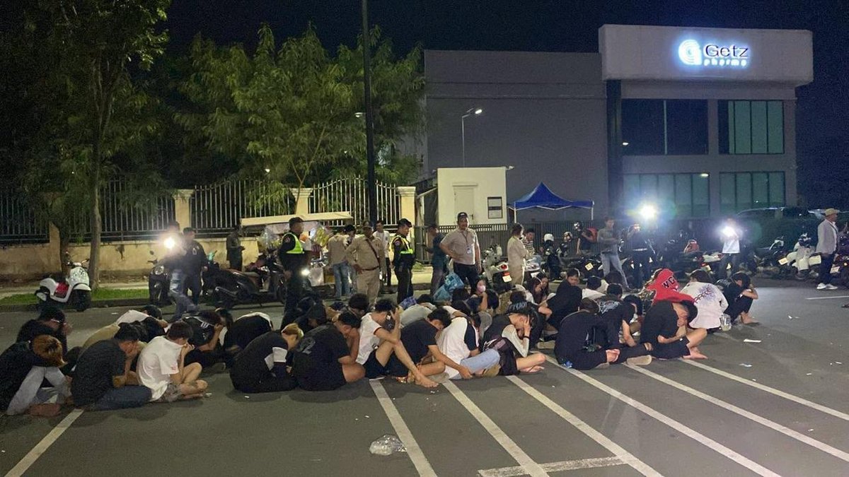 金边宪兵突击万谷湖 抓捕百余名飙车党并查扣车辆