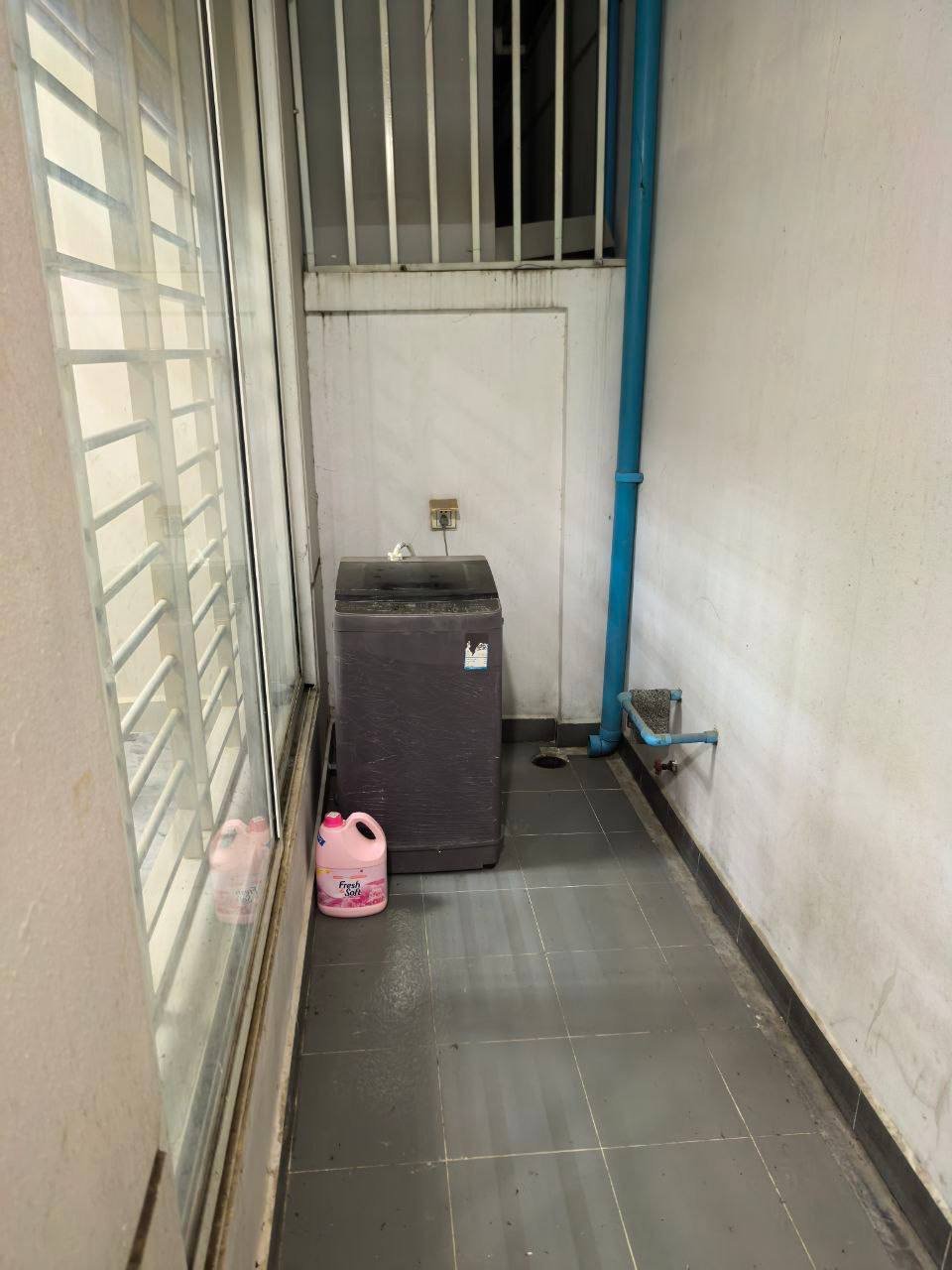 位于永旺2附近的炳发集团小区,现有一套双拼别墅出租