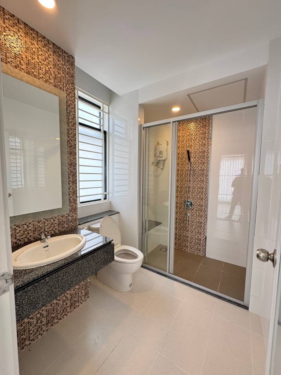 一号路炳发城双拼别墅出租 月租$1500家具齐全