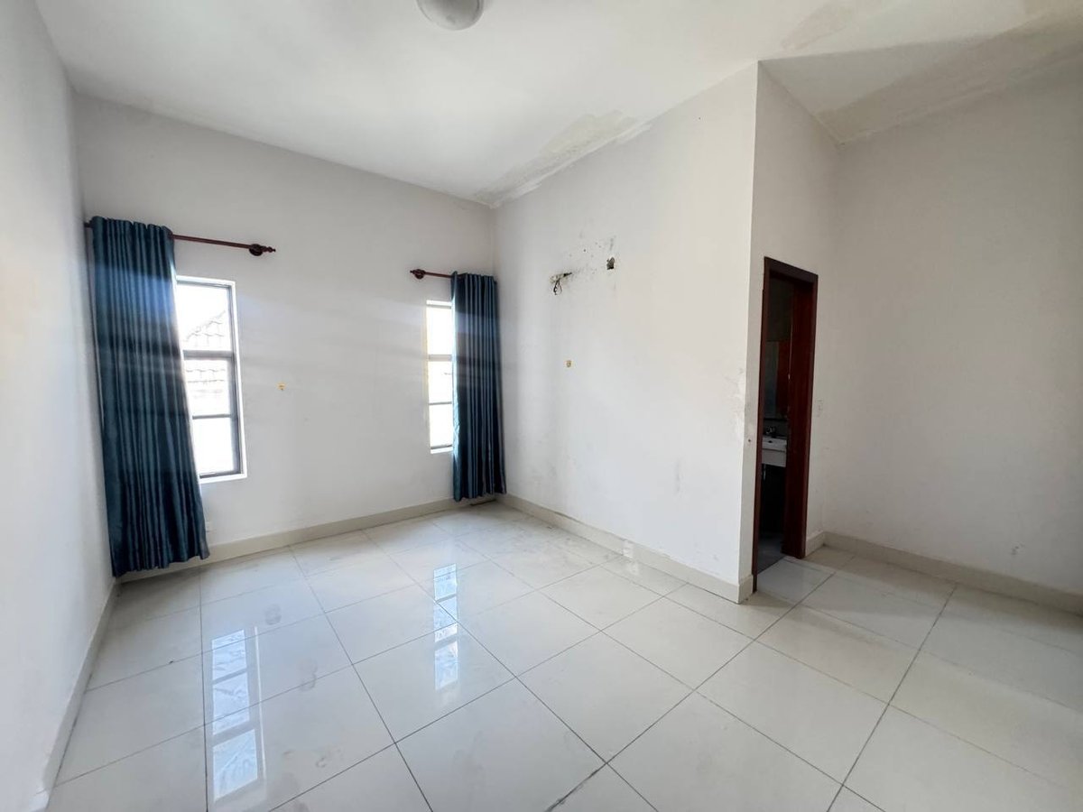 永旺3附近Villa Town小区店铺出租 月租$900