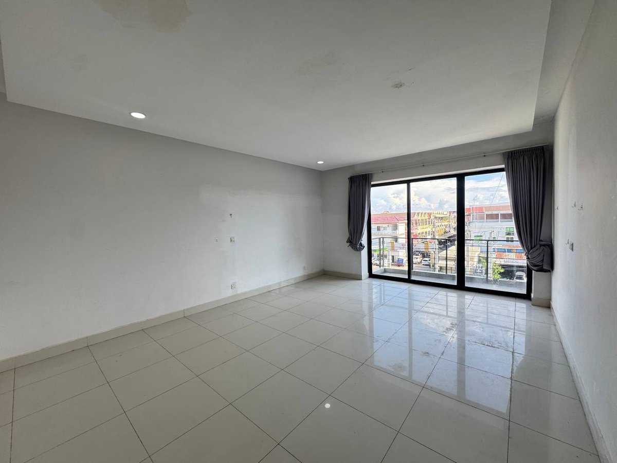 永旺3附近Villa Town小区店铺出租 月租$900