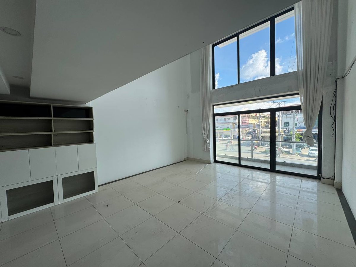 永旺3附近Villa Town小区店铺出租 月租$900