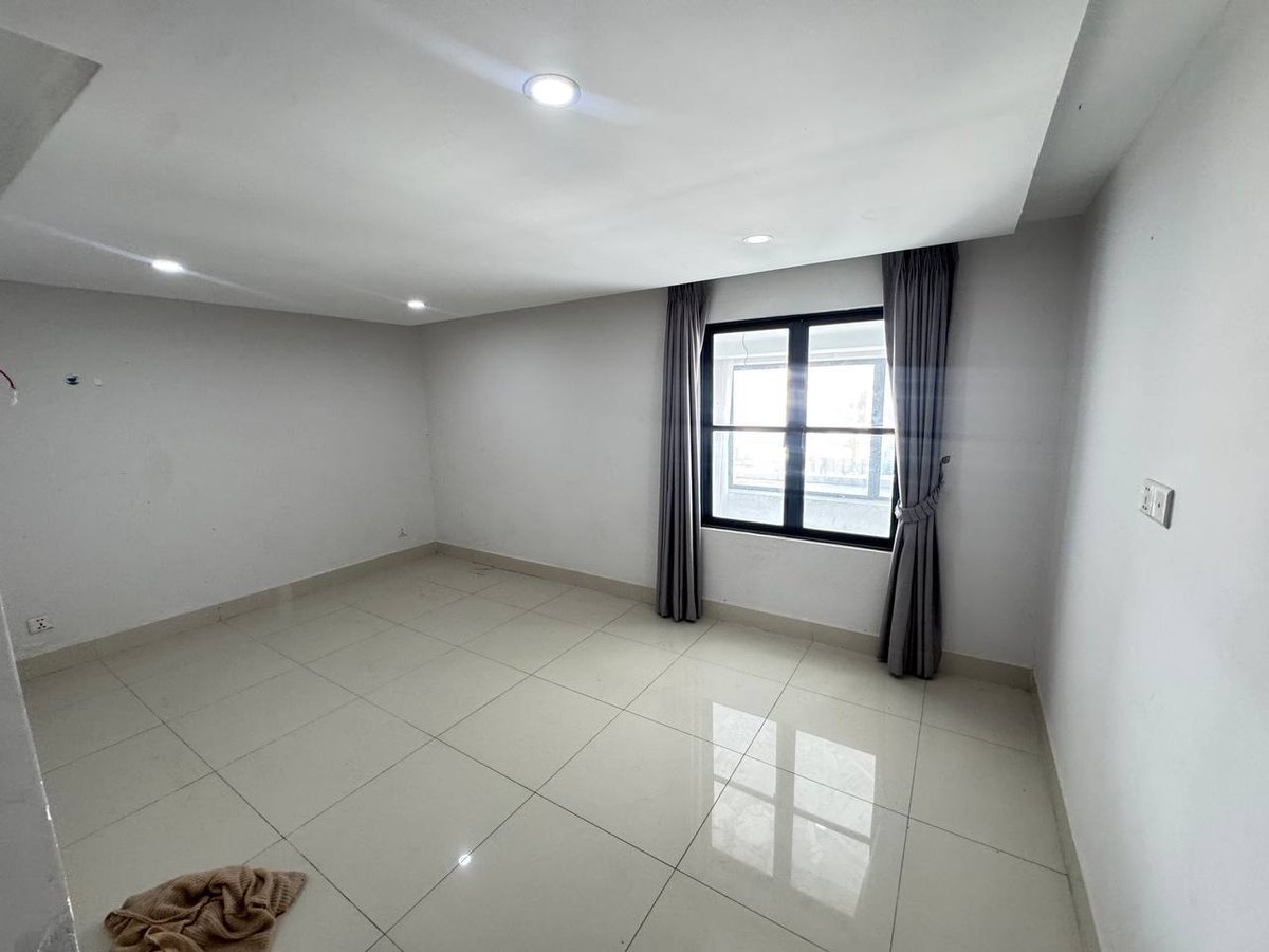 永旺3附近Villa Town小区店铺出租 月租$900