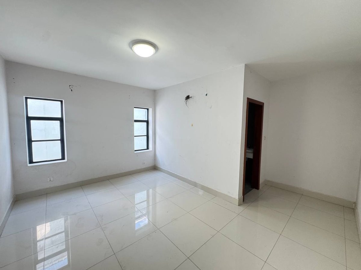 永旺3附近Villa Town小区店铺出租 月租$900