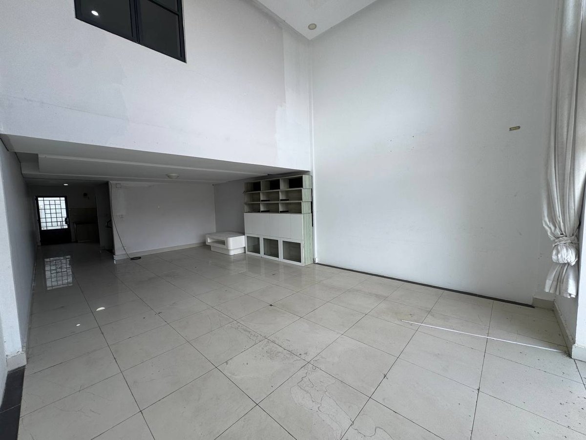 永旺3附近Villa Town小区店铺出租 月租$900