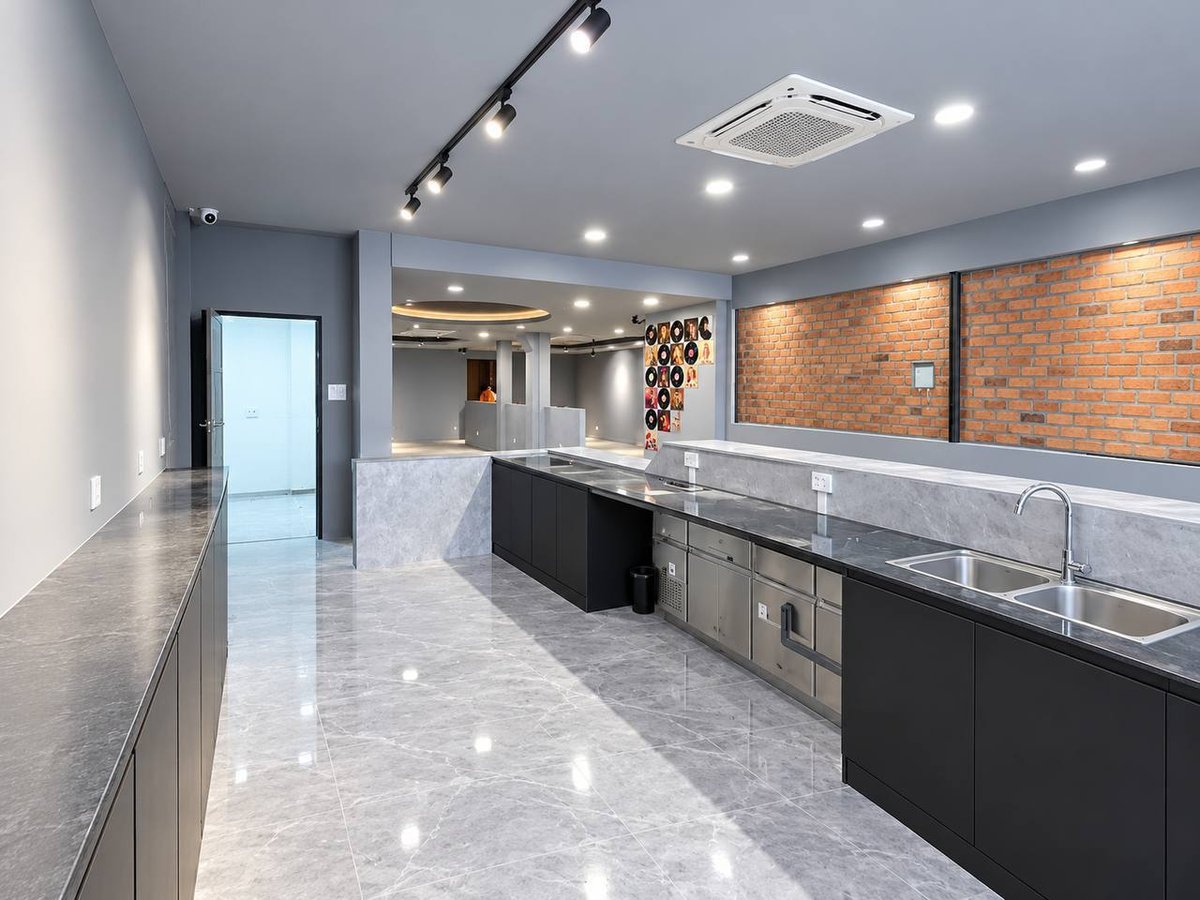BKK区域大型店面招租,土地面积17米x30米,建筑面积17