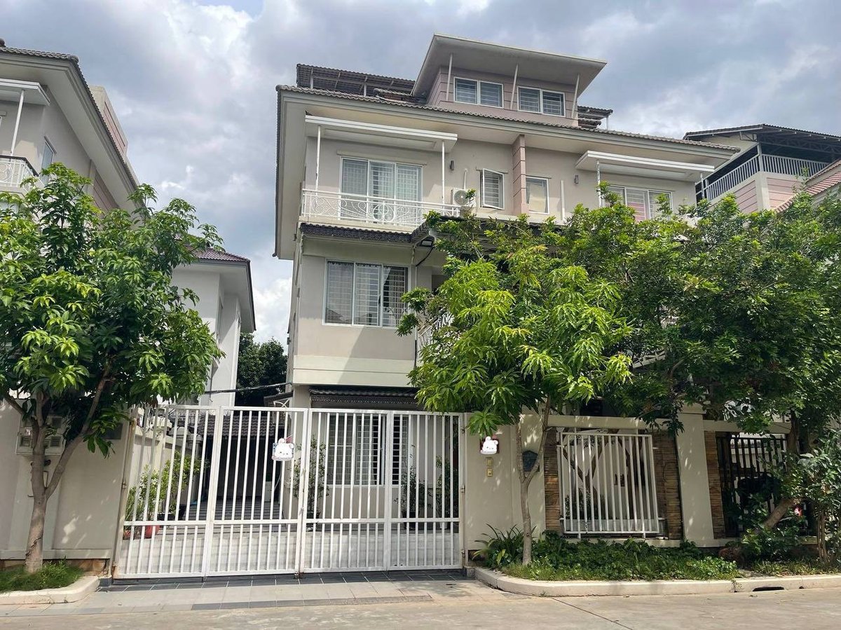 一号路炳发城小区双拼别墅出租,建筑面积6米x12米,户型为4