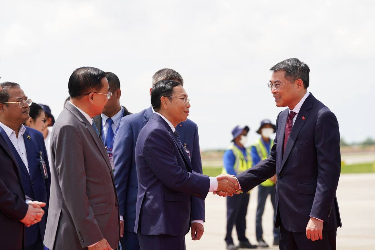 越南总理抵达德崇国际机场 开启两天正式访问