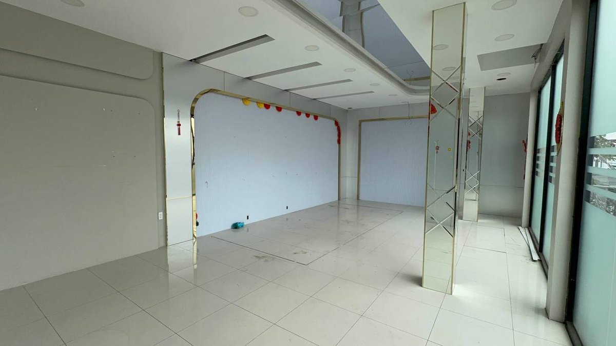 毛泽东大道优质转角店面招租,土地面积4x27米,建筑面积4x