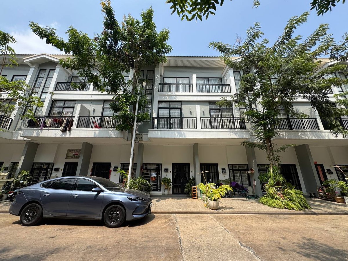 一号路炳发城小区放出一套LV系列联排别墅,月租900美元
