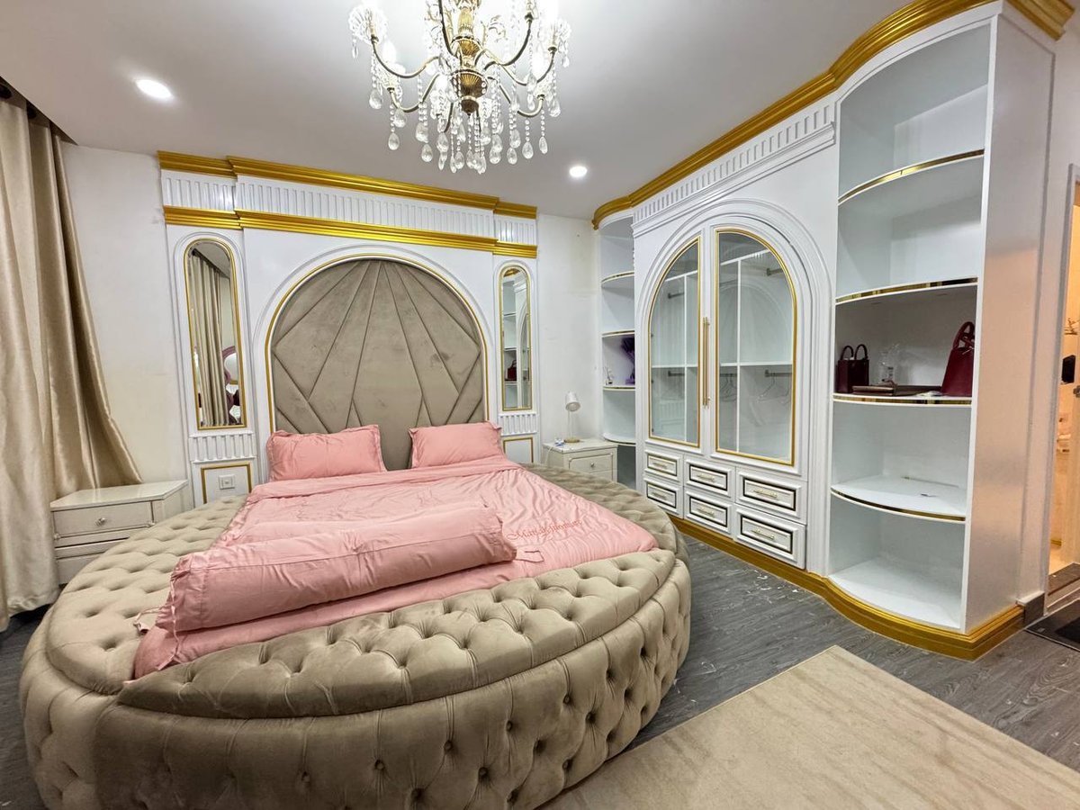 一号路炳发城小区放出一套LV系列联排别墅,月租900美元