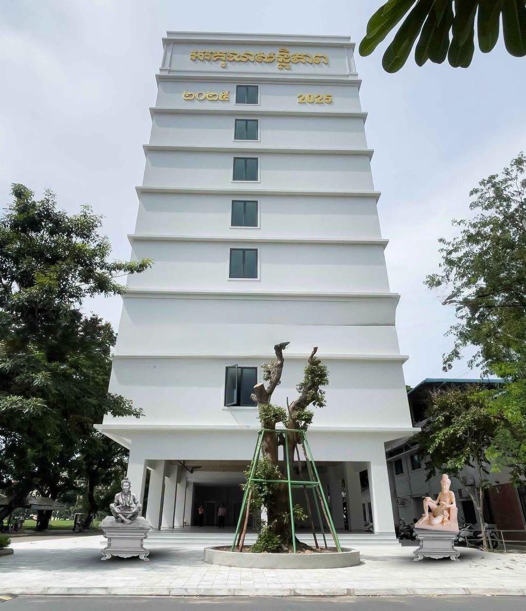 金边皇家大学将为9位高棉学者建立雕像