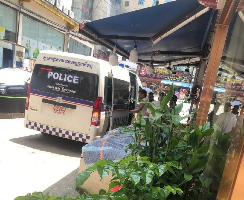 西港南海后侧路段突击排查 多名外籍人员被带走