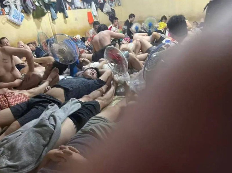 西港扫楼行动常态化 拘留室超负荷引发舆论关注