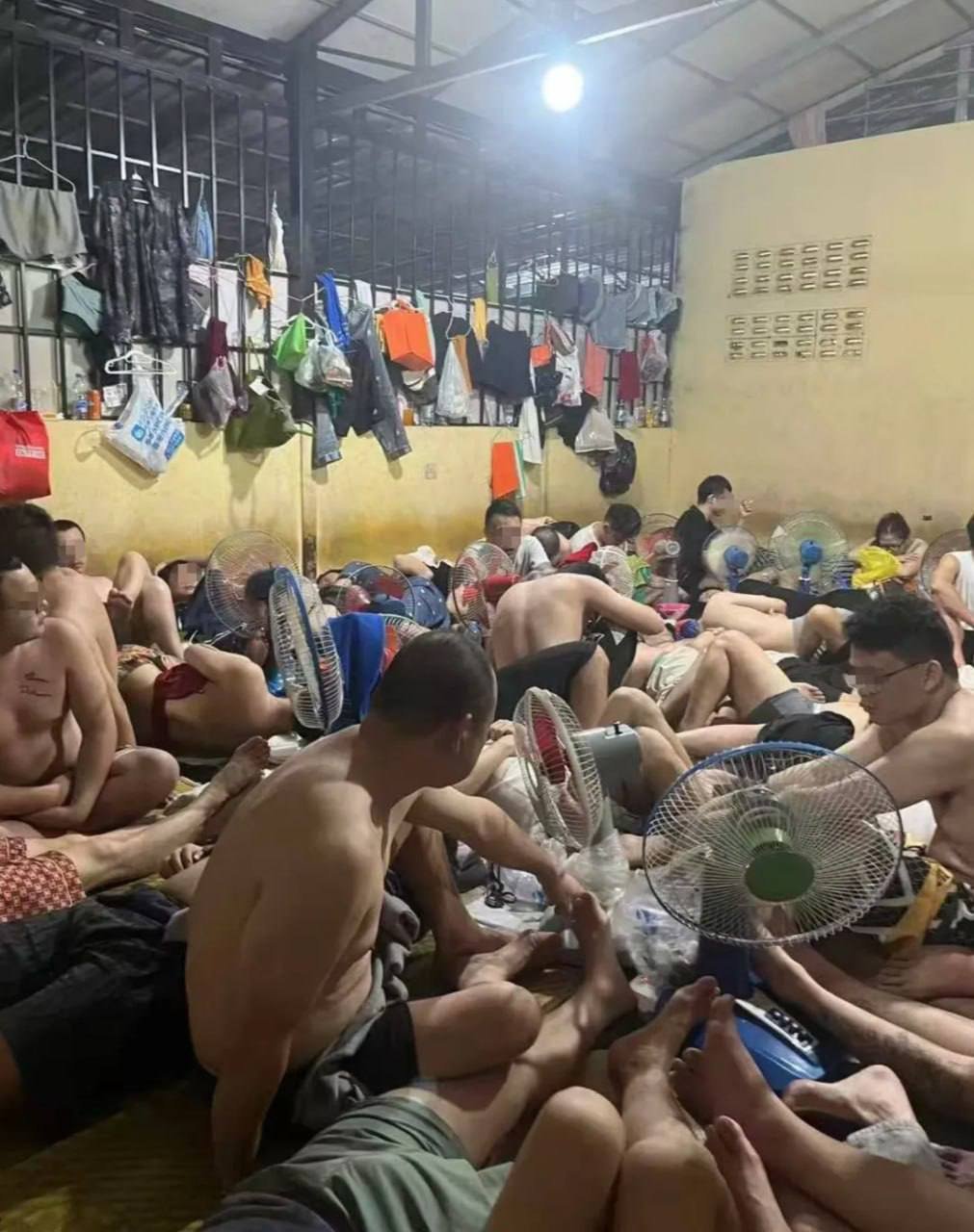 西港扫楼行动常态化 拘留室超负荷引发舆论关注