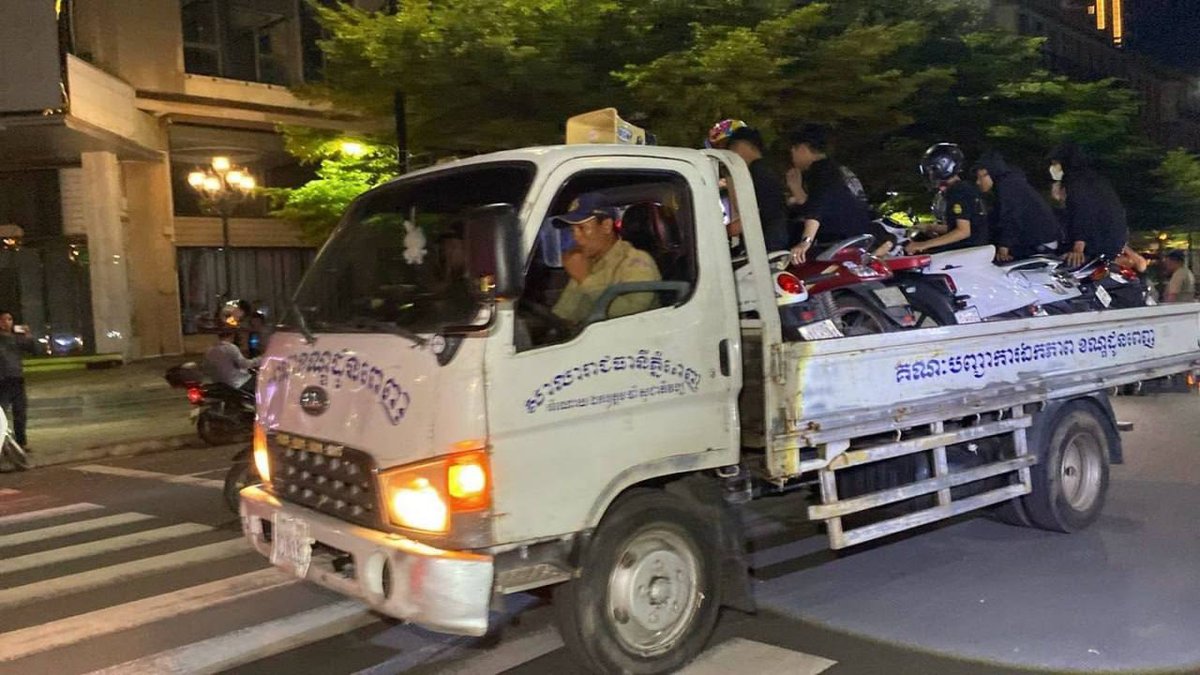 金边隆边区警方突击行动 带走百名青年查扣60辆摩托