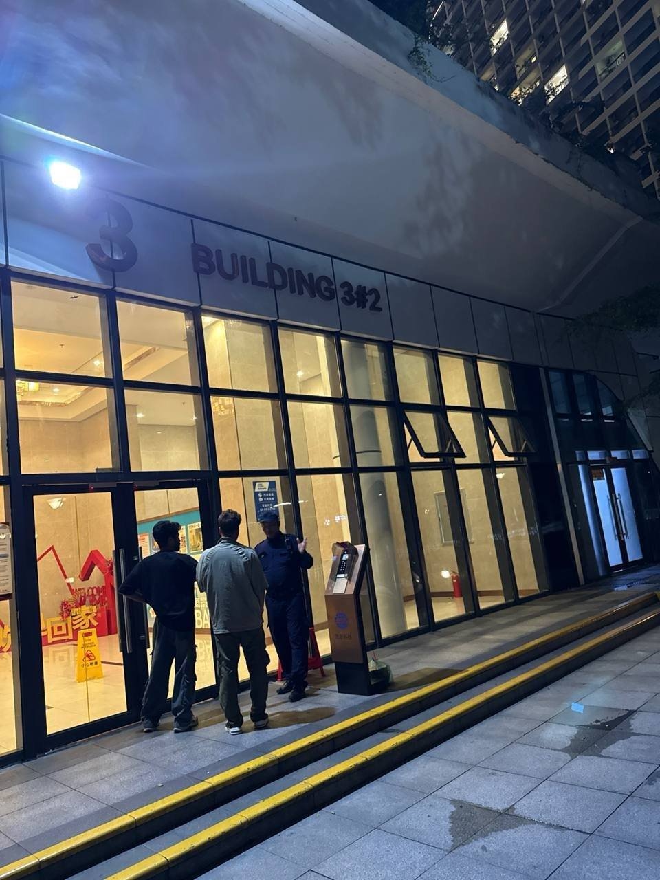西港星汇海景湾物业否认保安打人 称肇事者穿黑衣