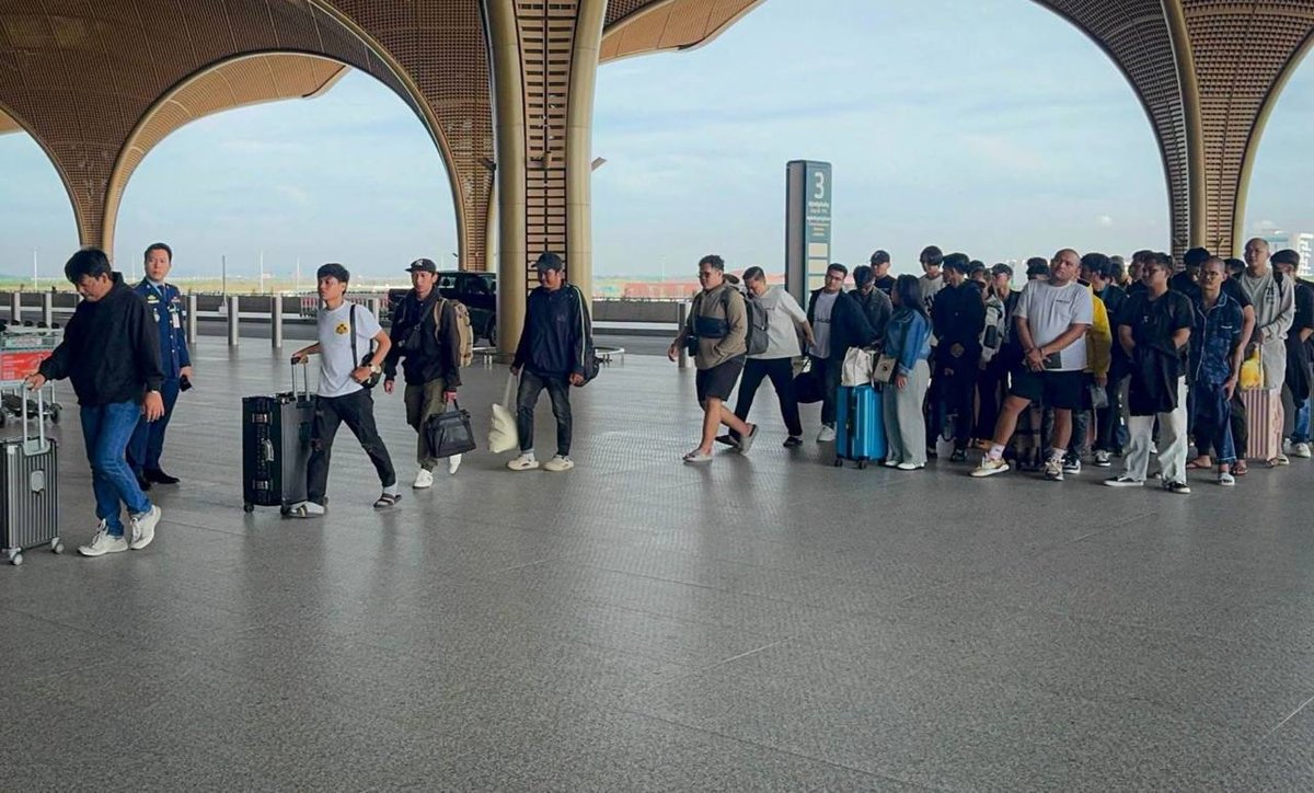 柬埔寨遣返72名印尼网诈人员 含12女性 德崇机场出境