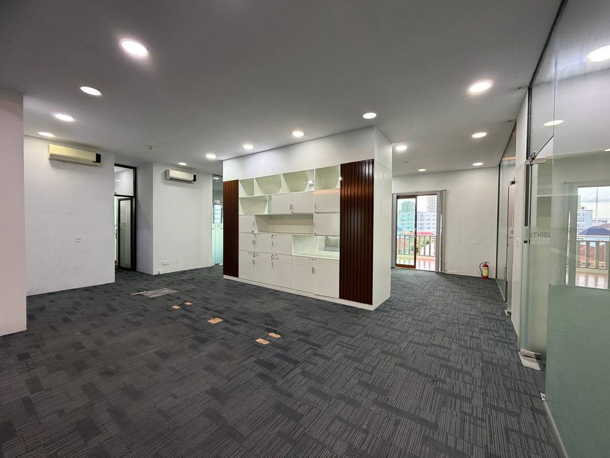 堆谷区355平米大型办公室招租 月租1800美元
