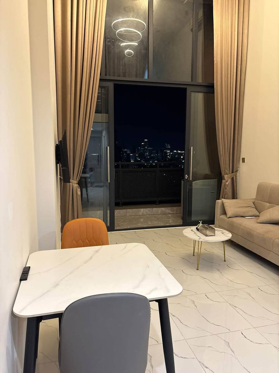 俄罗斯市场旁Condo L Tower两房 月租$370 泳