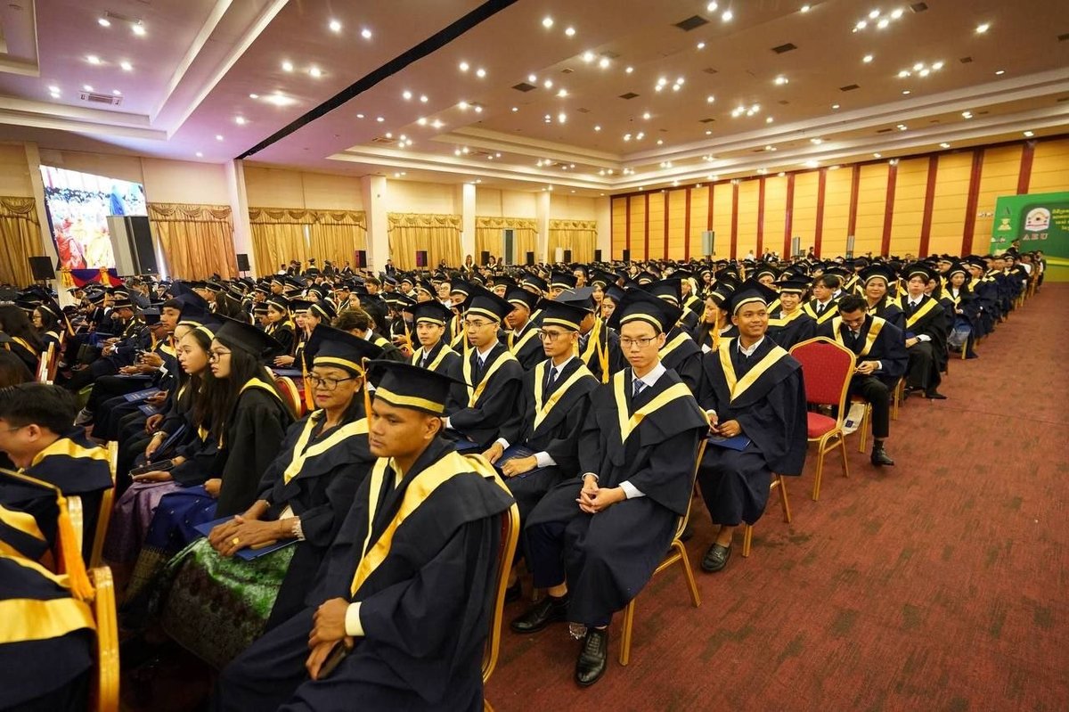 亚洲欧洲大学举行毕业典礼 洪玛奈出席并颁发学位