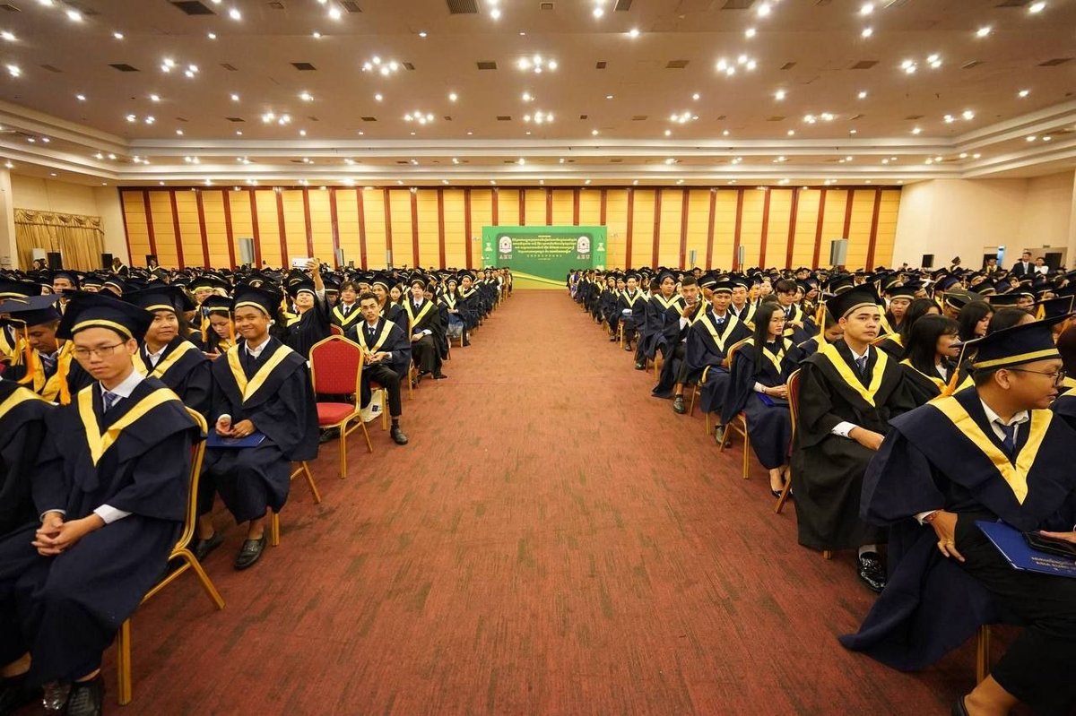 亚洲欧洲大学举行毕业典礼 洪玛奈出席并颁发学位