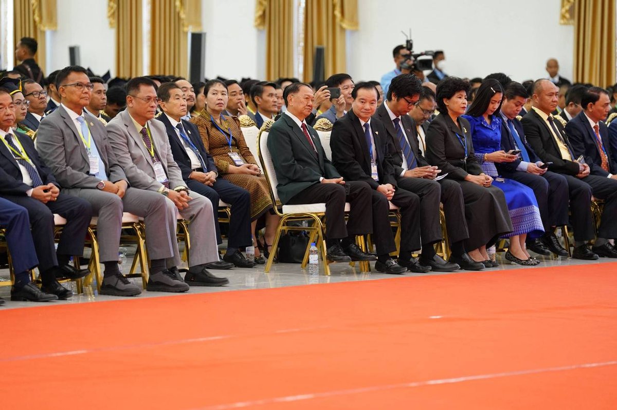 洪玛奈出席马德望省大学毕业典礼 2001名学生获学位