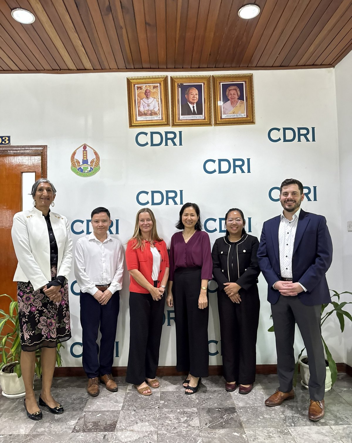 美国驻柬使馆代表团访问CDRI 探讨社会经济合作