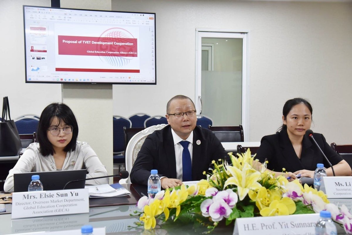 卫生部国务秘书与中国全球教育合作协会代表会谈,重点讨论医疗教