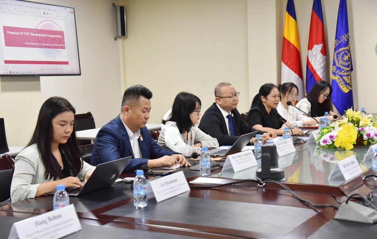卫生部国务秘书与中国全球教育合作协会代表会谈,重点讨论医疗教
