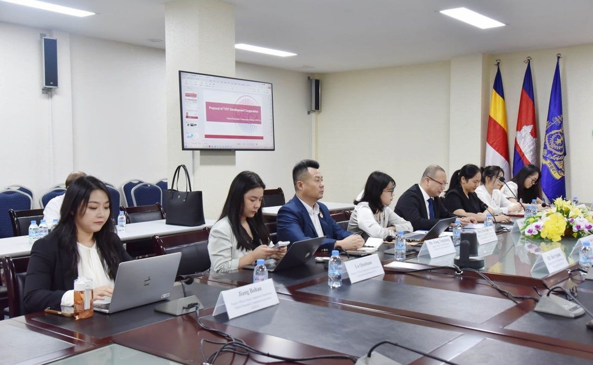 卫生部国务秘书与中国全球教育合作协会代表会谈,重点讨论医疗教