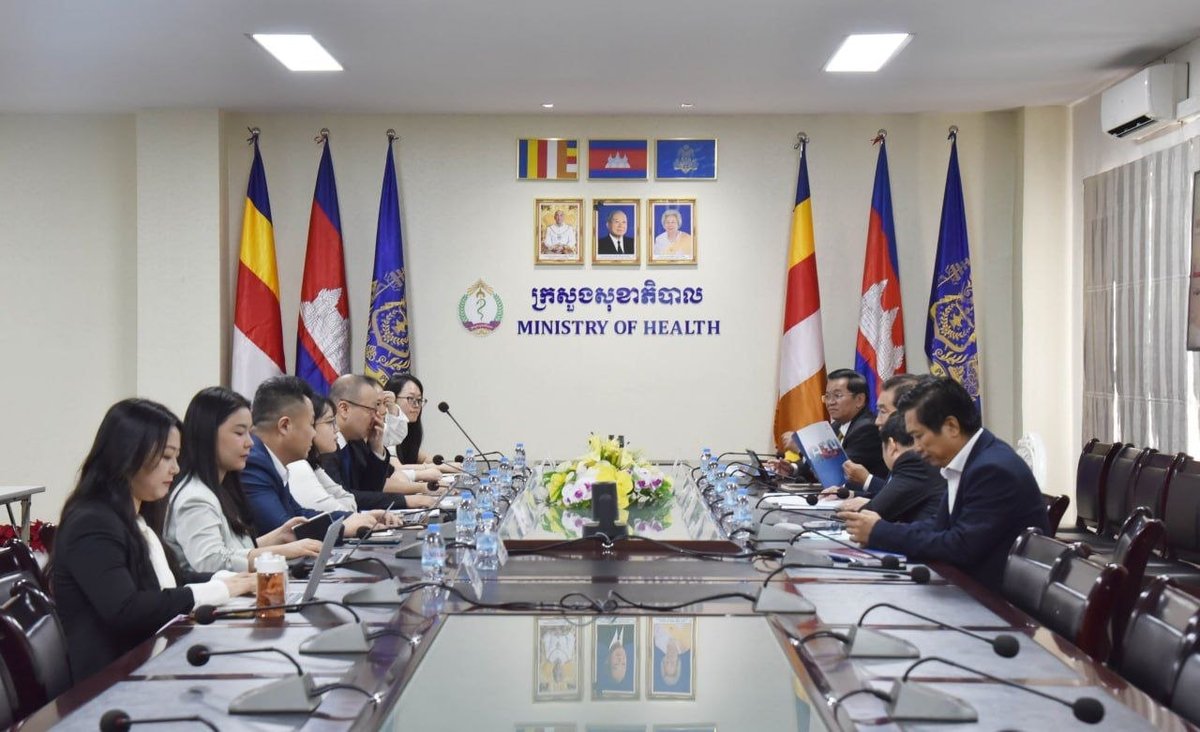 卫生部国务秘书与中国全球教育合作协会代表会谈,重点讨论医疗教