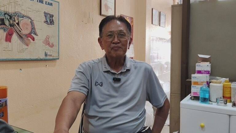 泰国巴真府洪灾持续,政府发放9000泰铢紧急补助,但灾民表示