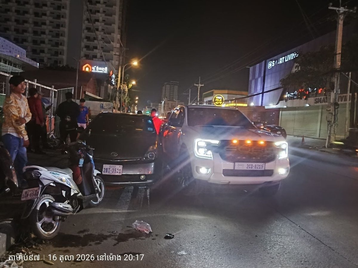 金边森速区DOT酒吧门口发生追尾 涉事三车私了解决