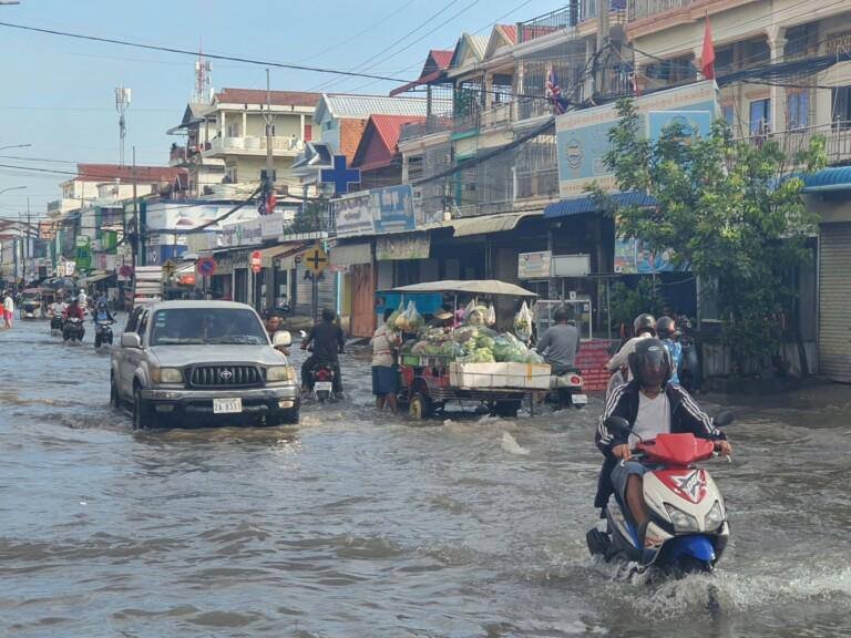 金边波森芷区暴雨积水严重 宗周三区域道路被淹
