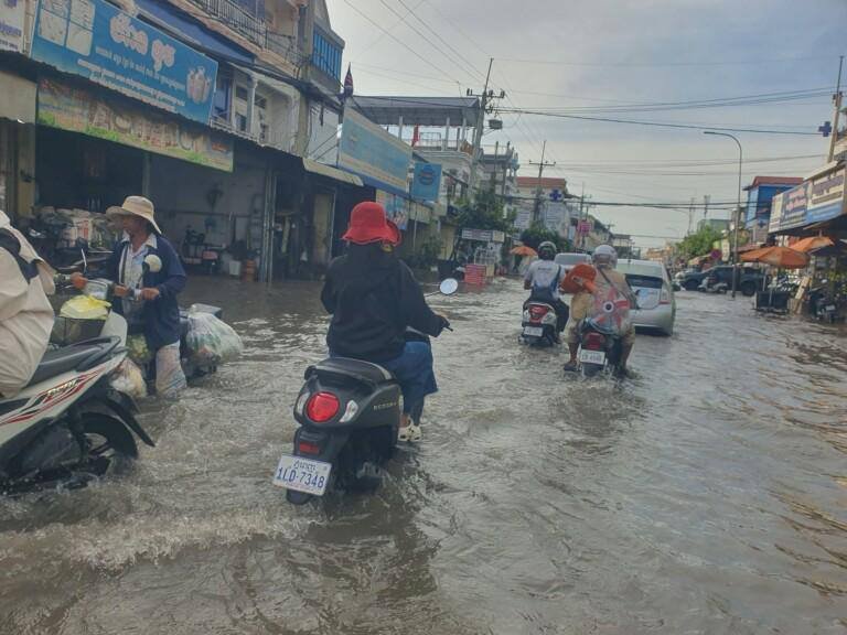 金边波森芷区暴雨积水严重 宗周三区域道路被淹